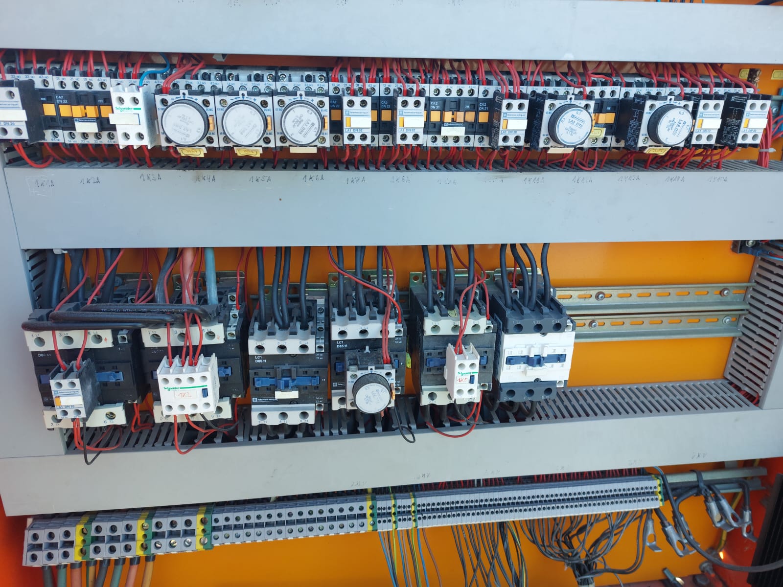 Szafa sterownicza żurawia - serwis instalacji elektrycznej